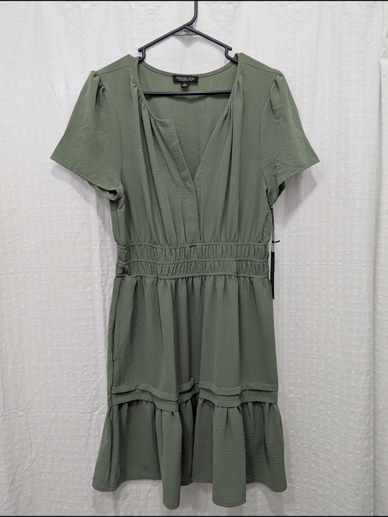 Rachel Zoe Dresses & Skirts - Rachel Zoe Moss Green V-Neck Tiered Midi Dress